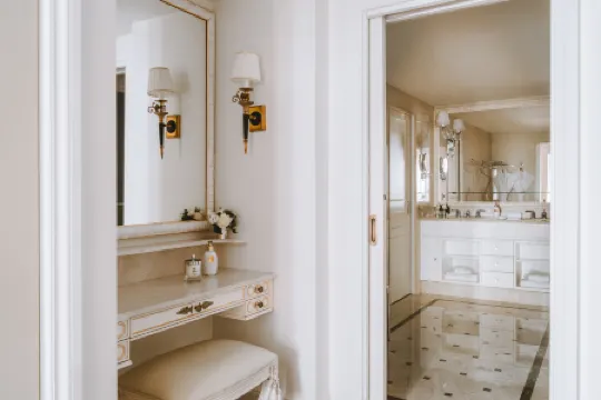 โรงแรมสปลองดิด รอยัล ปารีส - เรอเลส์เอชาโตซ์