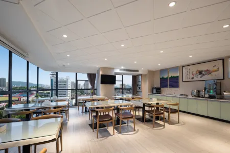 Lavande Hotels (Xianning Tonghui Square) Отели рядом с достопримечательностью «Taiyi Cave»