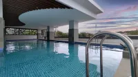 Rogers Hotel Manado - ที่มีสระว่ายน้ำ