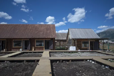 Wuyi Yamano Wabi Sabi style medieval design aesthetic vacation homestay (Kanas Scenic Area Branch) Отели рядом с достопримечательностью «Genghis Khan Point Sets»