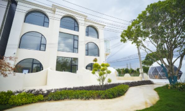 Floating Hideaway Mountain Stone Stream Hotel