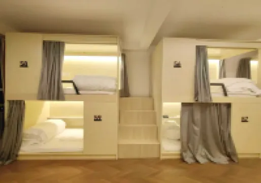 Old Youth · Tomorrow International Youth Hostel (Jinan Daming Lake Railway Station Chaoran Building)