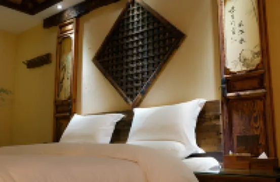 Old story inns (Zhongyi Market, South Gate of Lijiang Ancient Town)