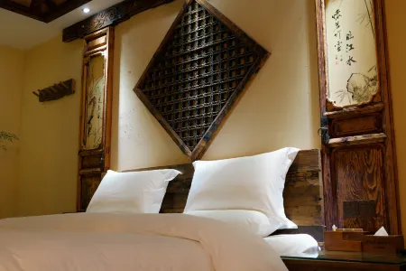 Old story inns (Zhongyi Market, South Gate of Lijiang Ancient Town) Отели в г. Лицзян