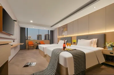 กุ้ยชง ฮอลิเดย์ โฮเทล โรงแรมใกล้ที่อยู่เก่าของคําสั่งกองพันของแม่น้ําตะวันออก