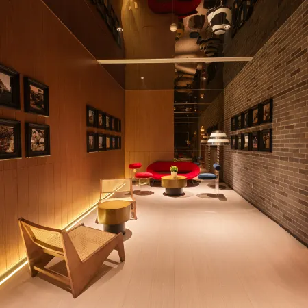 Xinyuan Hotel 1875 (Beijing Gulou Nanluoguxiang Store) Отели рядом с достопримечательностью «Хоухай»