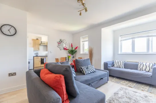 Skyline Haven: Modern 2BR w/ Free Parking & 4kTV