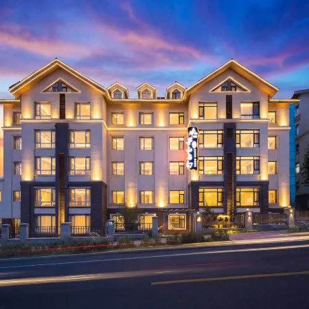 Mid Mountain and White Homestay (Bei Scenic Area Hub Store)