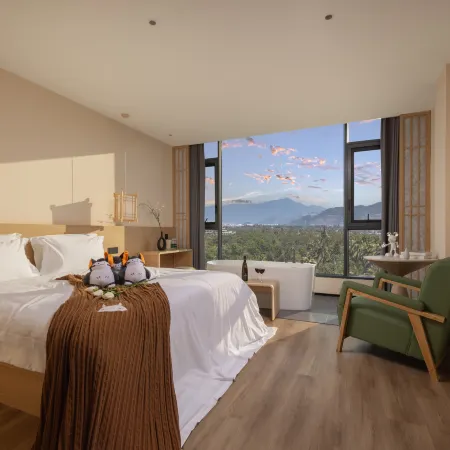 Cat's Faraway Hotel (Lingshui Nanwan Monkey Island)