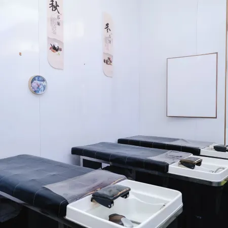 REZEN LONGUU Hotel (Foshan Sanshan Newcity North Subway Station Store)