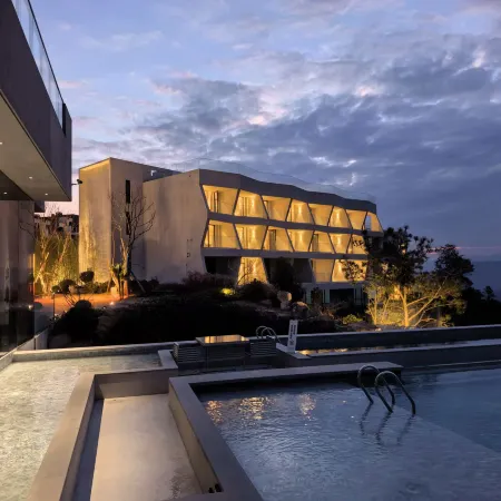 Yunhujing Cliff Resort Hotel