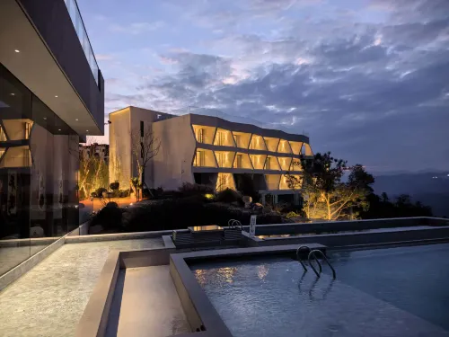 Yunhujing Cliff Resort Hotel