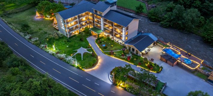 Xiaoyue Qinglan Garden Private Hot Spring Hotel (Lixiao Road Branch, Bipenggou Scenic Area) Hotels in Li County
