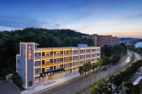 Guiyang Qianyu Design Hotel (Longdongbao International Airport Jianlongdong Subway Station)