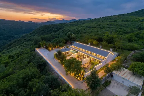 Morning Light and Twilight Cliffside Zijinzai Homestay (Xijingyu)