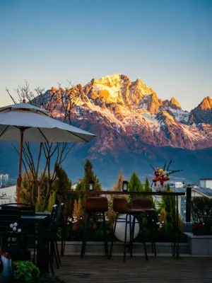 Yue Man · Slowdown - Snow Mountain View Luxury Resort (Baisha) - 2 ดาว