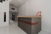 RedDoorz Plus near RS Royal Prima Medan - Pensionat