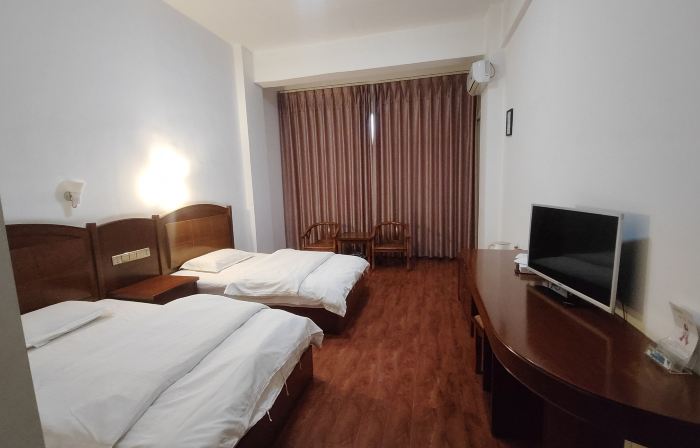 Longling Longhui Hotel