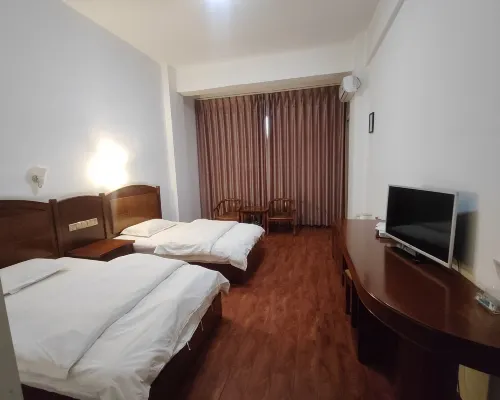 Longling Longhui Hotel فنادق في لونغ لينغ