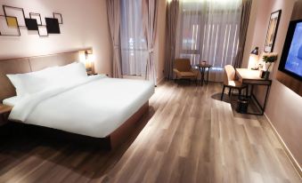 Homeinn Plus Hotel (Danzhou Summer Square Bus Station)