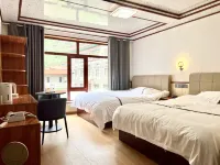 郎庭荷韻・月亮湖星空民宿（蓮花湖野奢營地店） 蓮花海附近的飯店