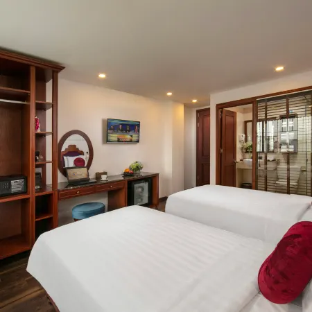 Vision Premier Hotel & Spa Отели рядом с достопримечательностью «Тюрьма Хоало»