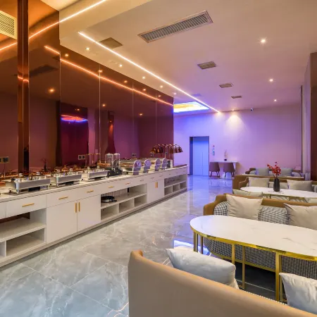 Dequan Luxury Hotel (Chaoyang High speed Railway Station Shilibao Subway Station Branch)