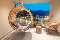 surrounded by mountains riverside villa - Balcony