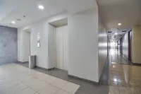 Apartment Green Lake View Ciputat by Celebrity Room Hotels in Ciputat