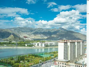 Lhasa James Joyce Coffetel Ruipin Hotel