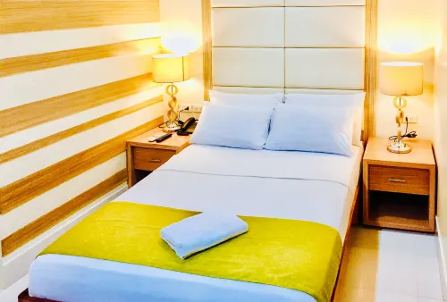 RedDoorz Plus @ ABC Landmark Hotel فنادق في Kidapawan