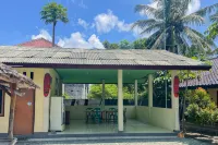 Ekas Beach Guesthouse Mitra RedDoorz Hotel dekat Lorong Kehidupan