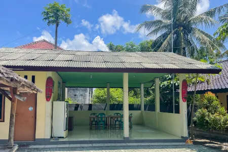 Ekas Beach Guesthouse Mitra RedDoorz Отели в г. Pemongkong