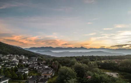 San Zhai Yi Jie Hot Spring Resort Hotel Отели рядом с достопримечательностью «Beihai Wetland»