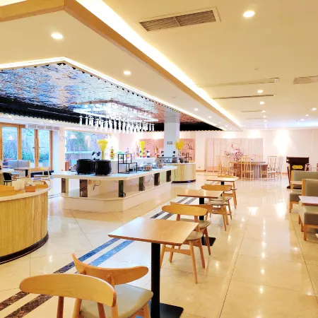 Huigan Yonghong Hotel Отели в г. Чжаотун
