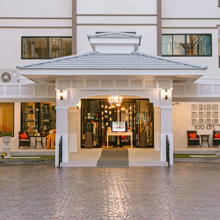 De Hug Hotel & Residence Отели рядом с достопримечательностью «Парк развлечений Singha Park»
