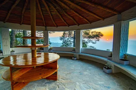 Sukoon Nature Retreat Near Bhatrojkhan Ranikhet Отели рядом с достопримечательностью «Golu Devta temple»