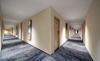 No. 8 Hotel Chain (Shenzhen Huaqiangbei)