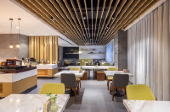 Atour Hotel (Zhangjiakou High-speed Rail Station Civil Square)