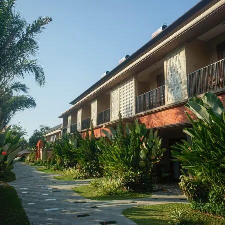 The Grand Villandra Resort Lovina Отели рядом с достопримечательностью «Пляж Ловина»