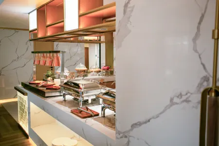 Ramada by Wyndham Vientiane Central Отели рядом с достопримечательностью «Statue of Fa Ngum»