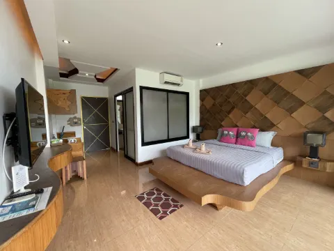 ห้องดีลักซ์เตียงใหญ่มีระเบียง (เตียงควีนไซส์)