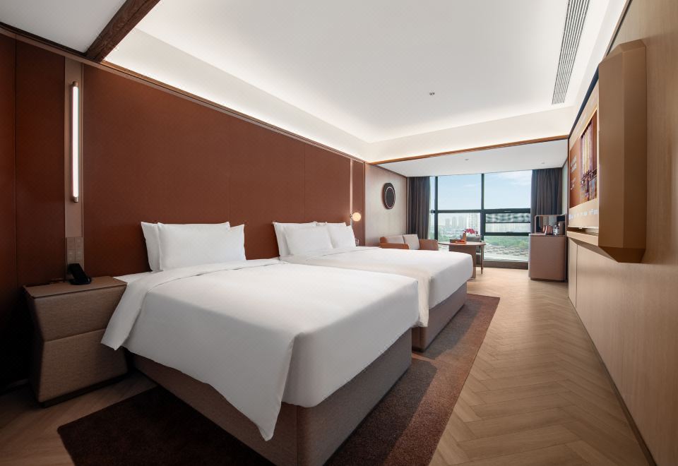 충칭 서역 인근의 도심 풍경과 호텔 외관 사진