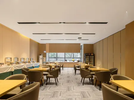 Yilong Xicheng International Hotel (Ciqikou Branch, Shapingba High speed Railway Station, Chongqing) Отели рядом с достопримечательностью «Sichuan Waiguoyu University»