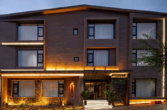 Shangri-La Summerless Eternity Designer Lodge (Dukezong Ancient City Storefront)