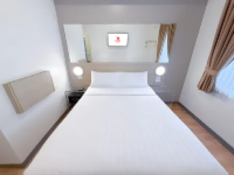 Red Planet Makati Amorsolo Hotels in Makati