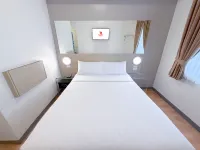 Red Planet Makati Amorsolo