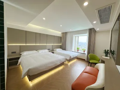 Yunyi Homestay (Xi'an Datang Never Sleeps City) Hotels near ecco