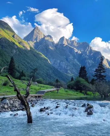 Baiyue Mountain Lodge Hotel (Shangri-La Town Daocheng Yading Scenic Area) Отели рядом с достопримечательностью «Yangmaiyong»