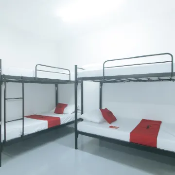 RedDoorz @ Qhouzz near PUP Hotels near Malacanang Palace
